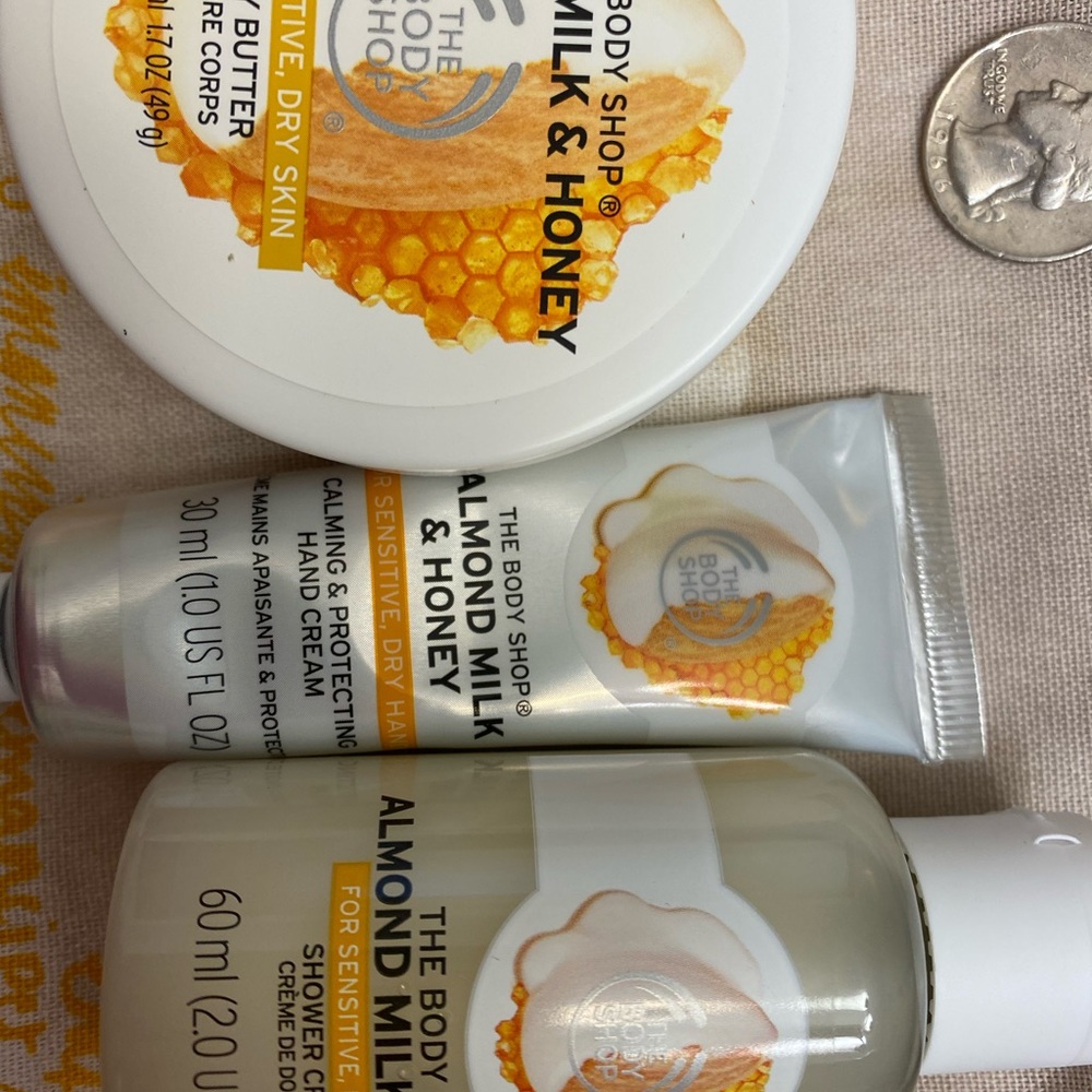 The Body Shop travel set - Picture 2 of 2